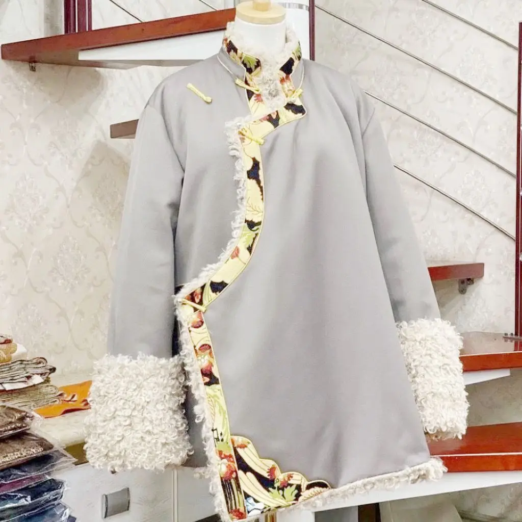 Sowohl tibetische Männer als auch Frauen haben die gleichen Winter-Baumwollkleidung und dicke tibetische Kleidung