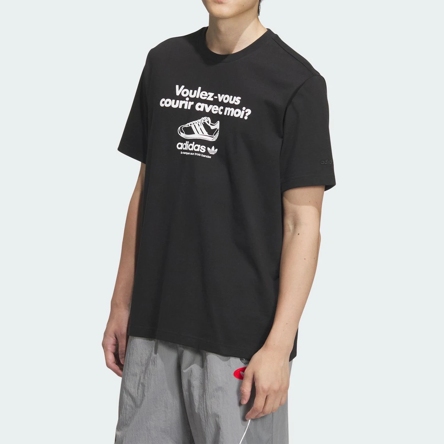 

Adidas Официальная мужская трикотажная дышащая повседневная футболка с короткими рукавами и тремя полосками JX2630