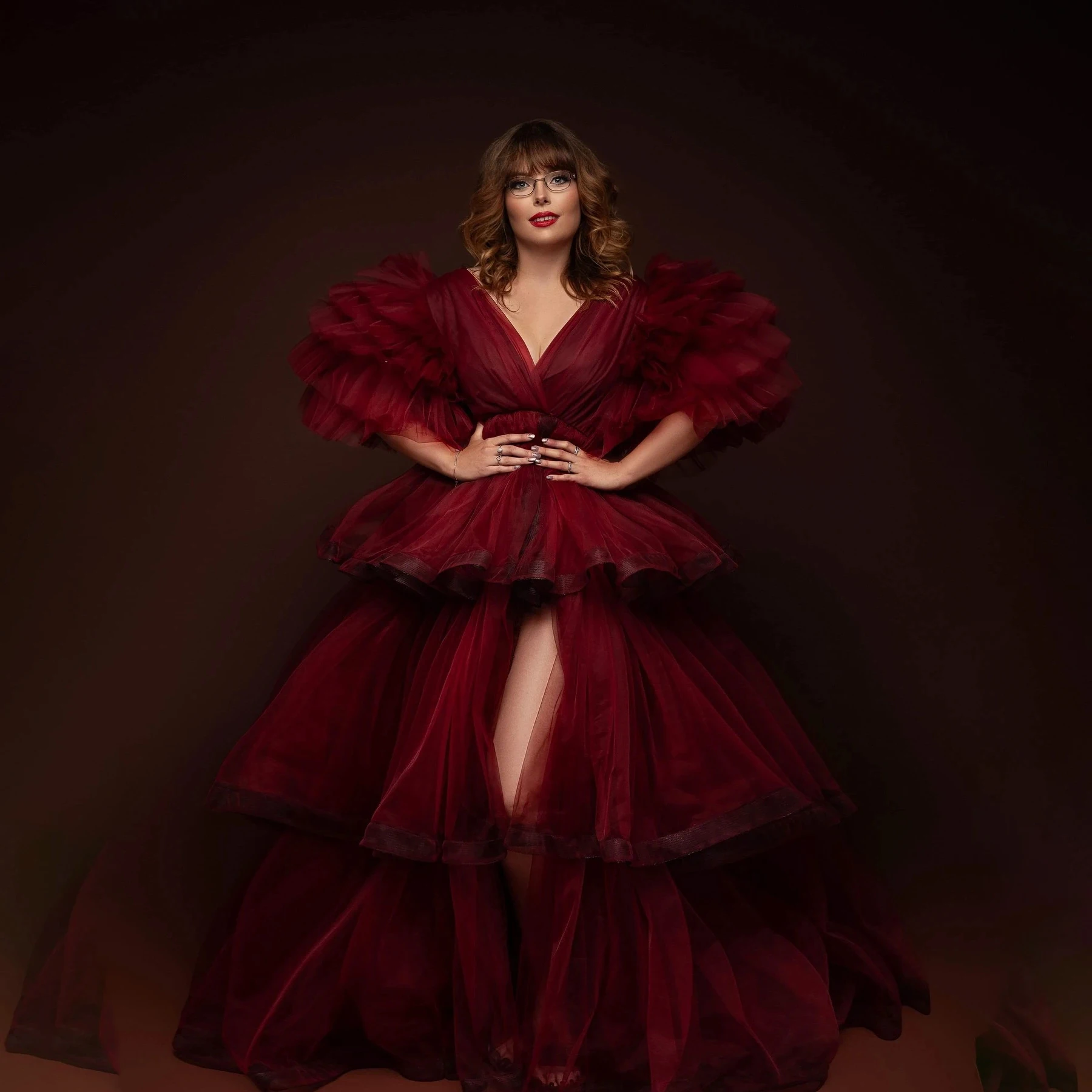 Borgonha vestidos de baile exuberantes com malha dividida tule babados vestido de festa de princesa com decote em v mangas em camadas vestidos de baile femininos