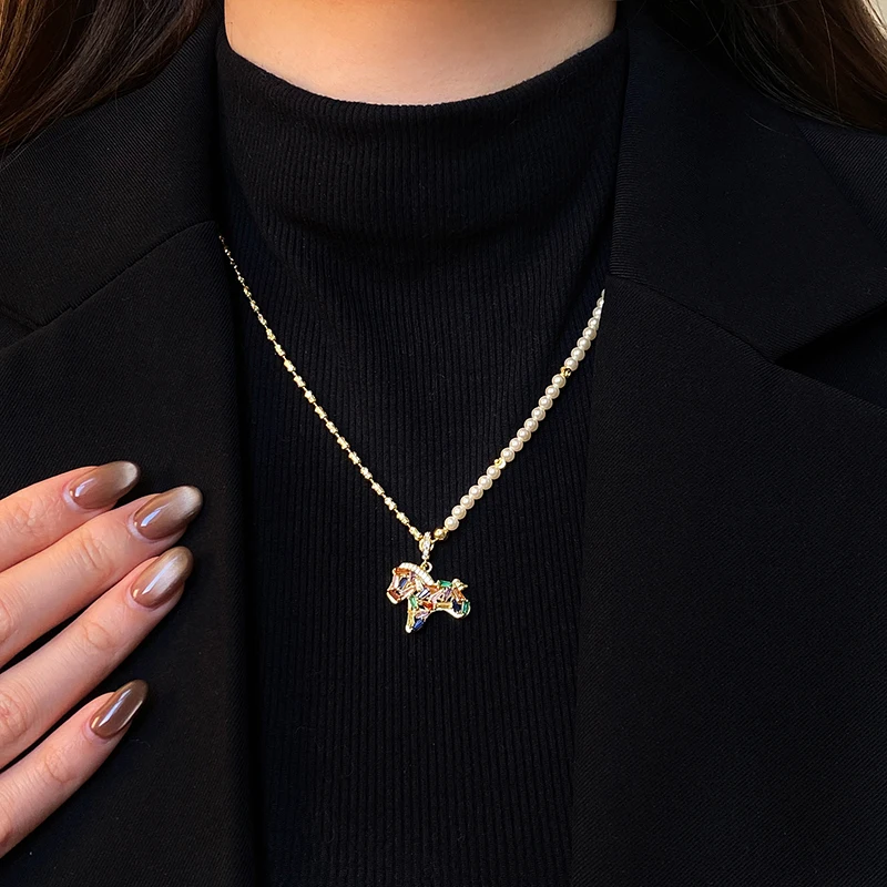 Bunte Zirkon-Pony-Anhänger-Halskette für Damen, Perlen-Metall-Spleißkette, leichter Luxus-Schmuckset, trendiges Schlüsselbein-Accessoire – Detail 12