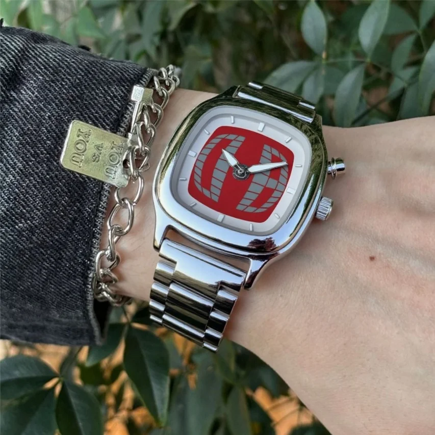 ساعة كوارتز حمراء اللون مربع Y2K مؤشر عدد العرض المزدوج الصلب تخصيص الساعات الساخنة رجال الأعمال تصميم ديناميكي على مدار الساعة