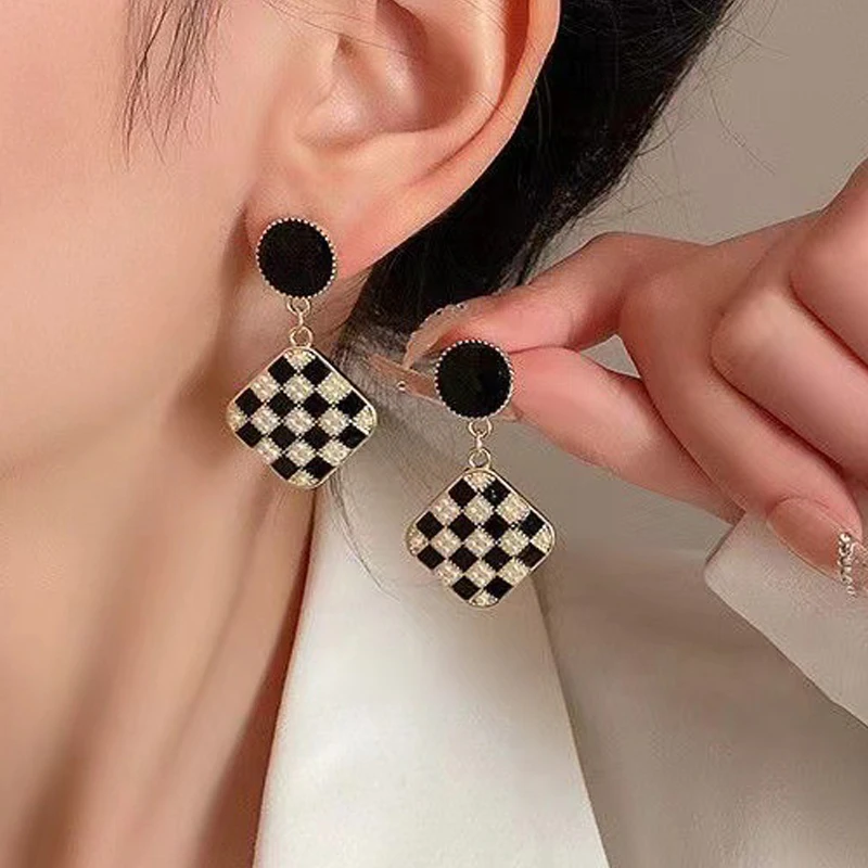 Fashion Rhombus Shape Dangle Earrings for Women Black Enamel Oil Imitation Pearl Lattice Pattern Round Drop Earrings Jewelry