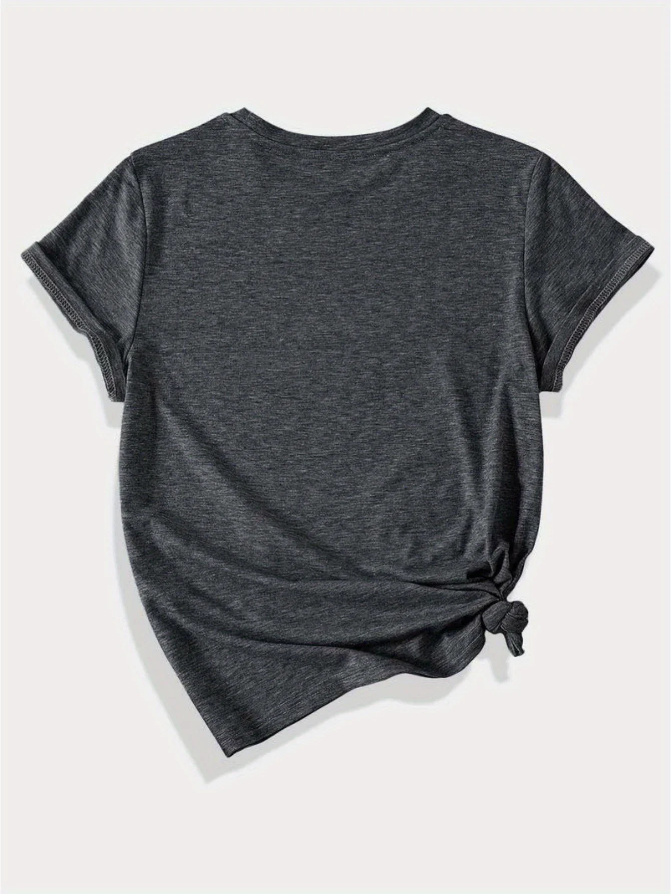 Camiseta talla grande gris oscuro: diseño oscuro y moderno, estampado de calavera y texto