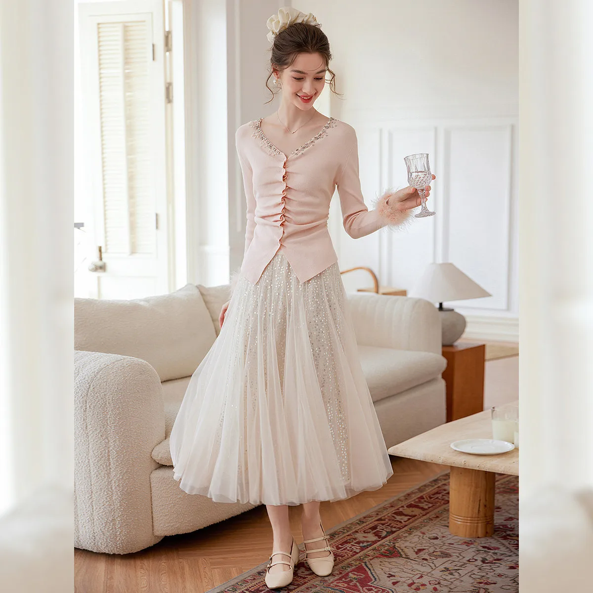 ルイ・ヤオ エレガントVネック レディースニットウェア 2025年秋ファッション ビーズ刺繍プリーツシェイプデザイン 毛足の長いカフス付きニットカーディガン