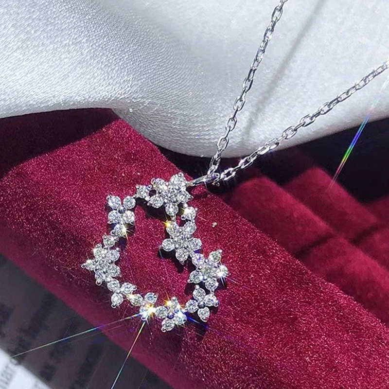 Huitan Zarte Zirkonia-Liebes-Halskette für Frauen, Kristall-Blumen-Design, modisches Hals-Accessoire, Party-Geschenk, trendiger Schmuck