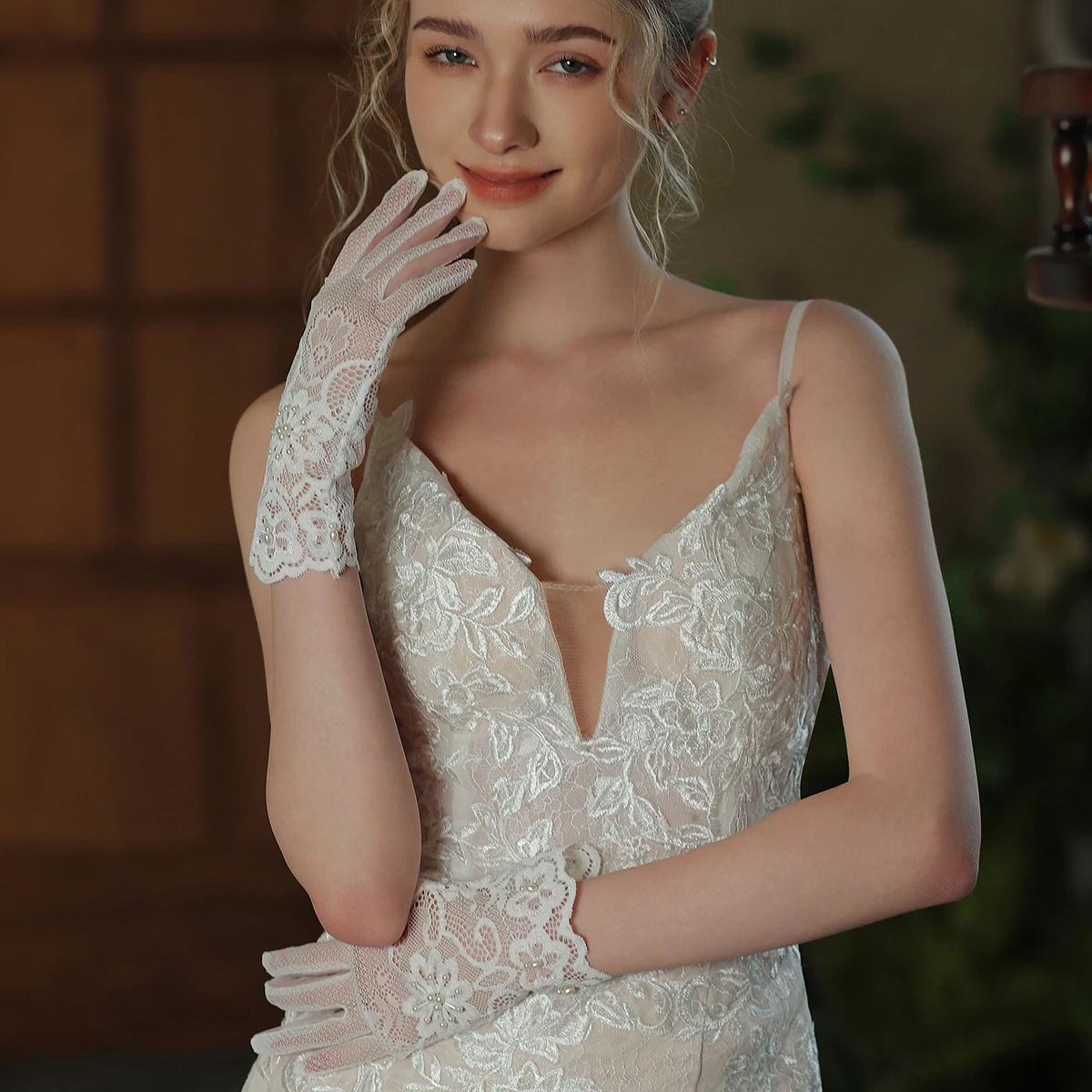 WG144 Элегантные кружевные свадебные перчатки, короткие свадебные перчатки ручной работы с бисером, аксессуары для фотостудии для невесты