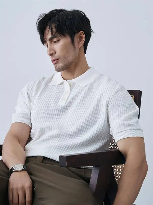 

Мужская летняя футболка из ледяного шелка белого цвета, не требующая глажки, с коротким рукавом, вязаная, модная, в городском стиле, приталенного кроя.