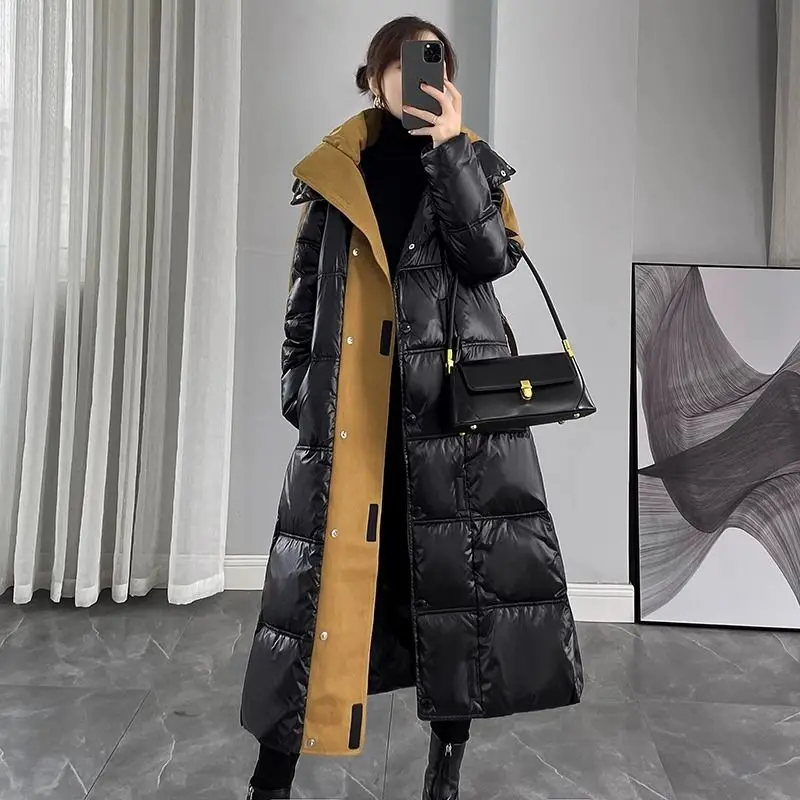 سترة سوداء لامعة للنساء تصميم شتوي جديد فضفاض ورقيق متوسط وطويل سميك معطف مزاجه التنقل