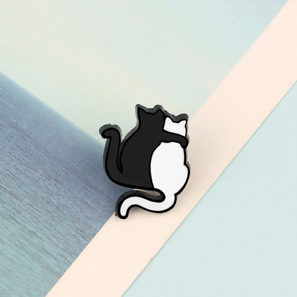 Broche personalizado de gato blanco y negro, insignia de Animal de dibujos animados, alfileres de esmalte, alfileres para bolso de parejas, chaquetas, camisa, solapa, regalo de joyería