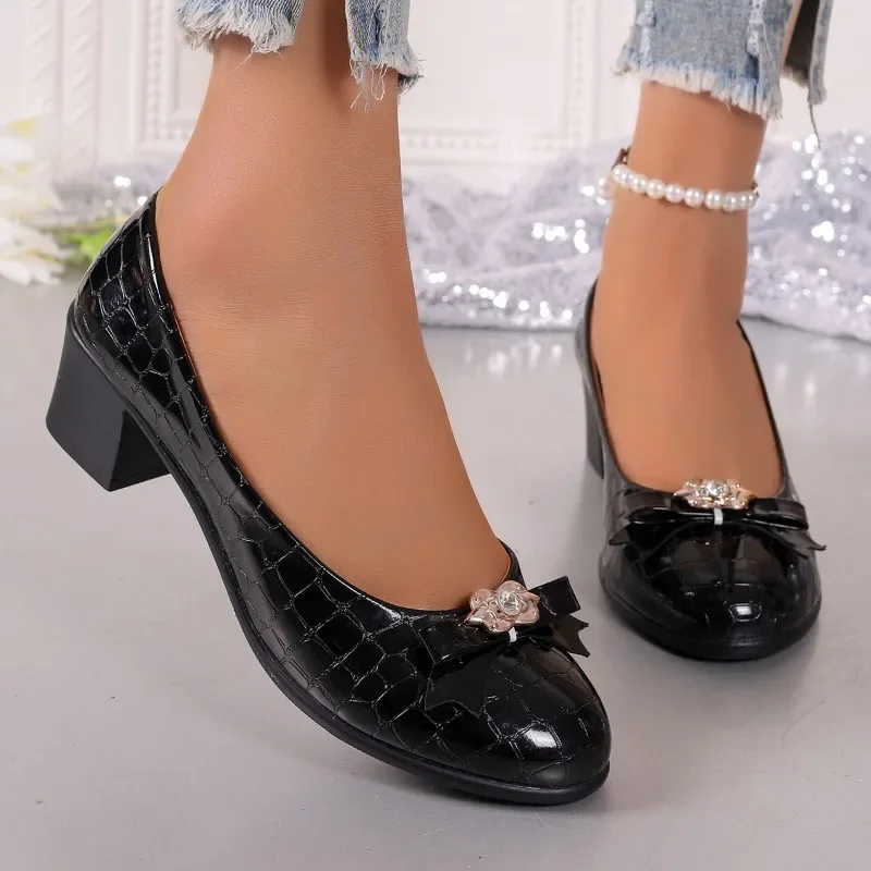 

2025 г. Модные женские туфли без шнуровки на высоком каблуке с круглым носком, туфли-лодочки на массивном каблуке с галстуком-бабочкой, металлическое украшение, мелкие большие размеры, офис и карьера