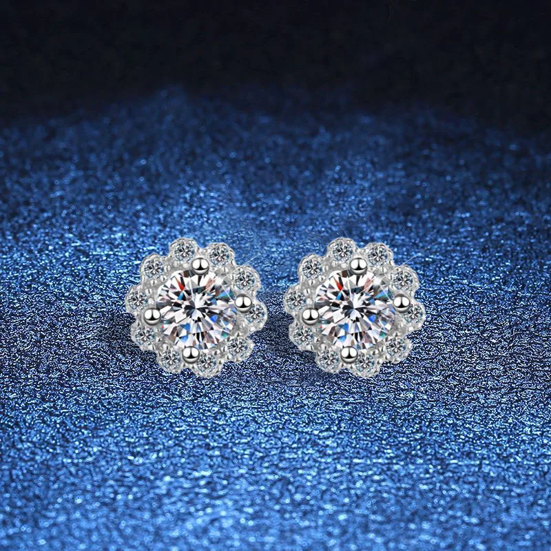 

Moissanite Earrings for Women Platinum PT950 18K Gold Moissanite Diamond Earrings 1 Carat Four Claw Daisy Temperament Versatile