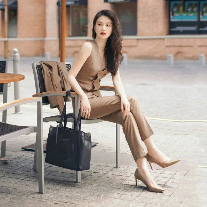 Brązowy damski garnitur 3-częściowy z marynarką, kamizelką i spodniami - dopasowany krój, klapa szpiczasta, odzież do pracy biurowej, formalna, na ślub, biznesowa