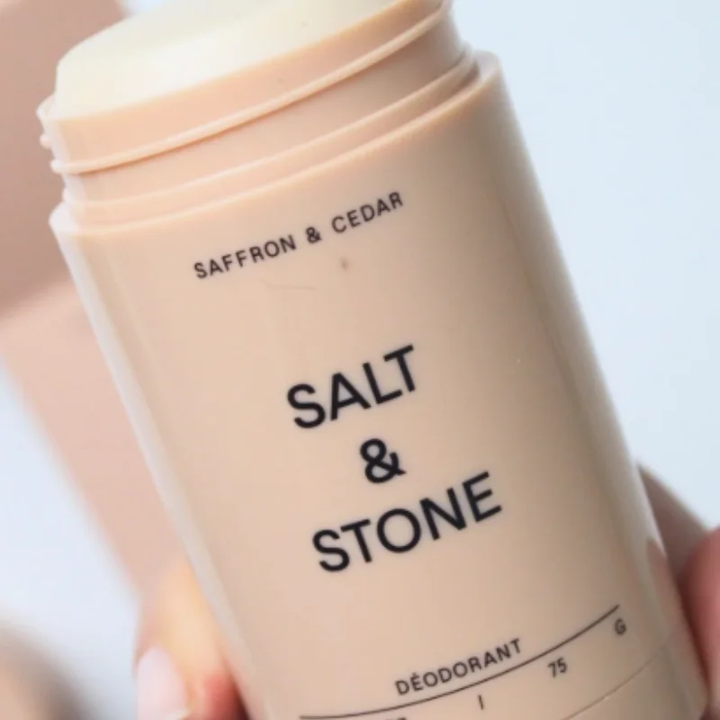 desodorante-em-bastao-salt-stone--aroma-de-cedro-e-acafrao--desodorante-corporal-de-controle-de-odor-nas-axilas-com-formula-natural-75g