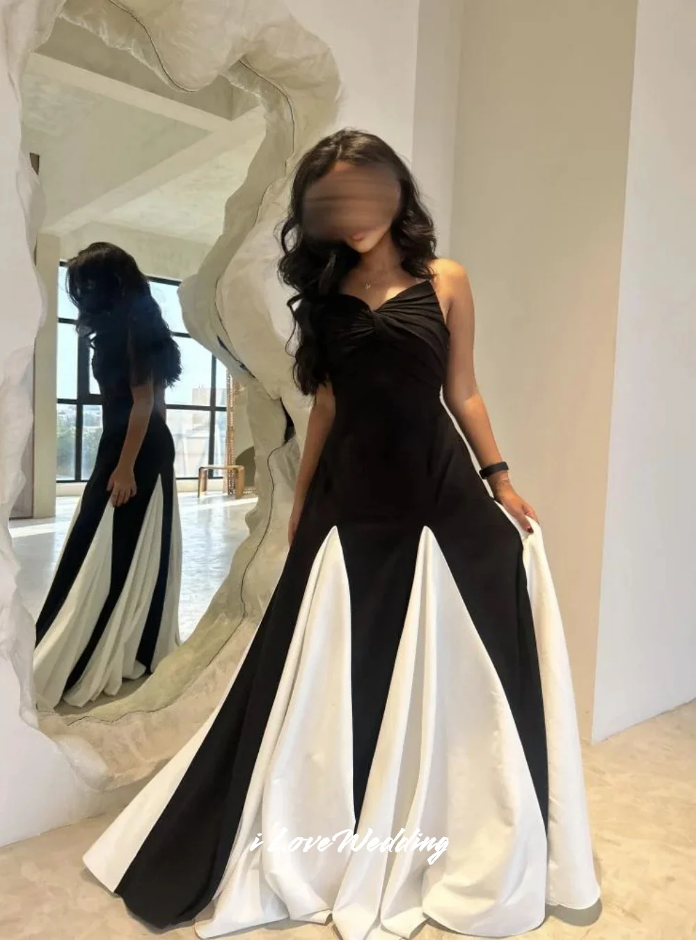 امرأة على شكل حرف v فساتين لحضور الحفلات الموسيقية 2025 ساتان بدون أكمام على شكل حرف a أسود أبيض أنيق مطوي طول الأرض فساتين حفلات الزفاف حسب الطلب