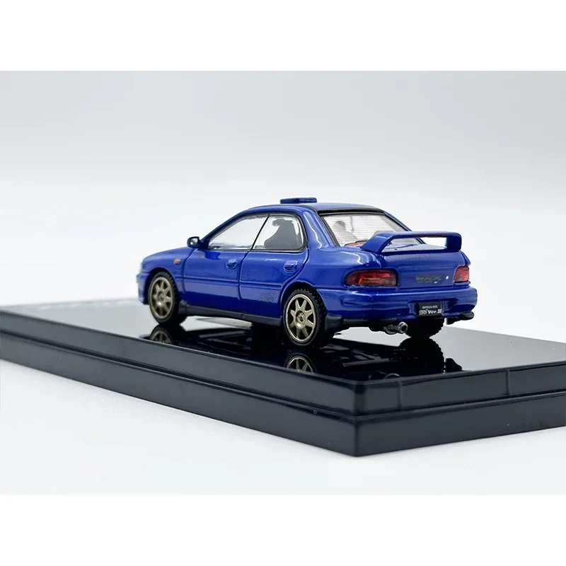 ในสต็อก 1:64 HJ Impreza GC8 กีฬาสีฟ้าเครื่องยนต์Diecast Dioramaรถคอลเลกชันงานอดิเรกญี่ปุ่น