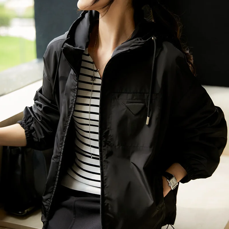 Veste à capuche courte et légère en tissu à mémoire de forme pour femme, coupe-vent d'extérieur, décontractée, résistante aux rides, noire, nouvelle collection automne 2025