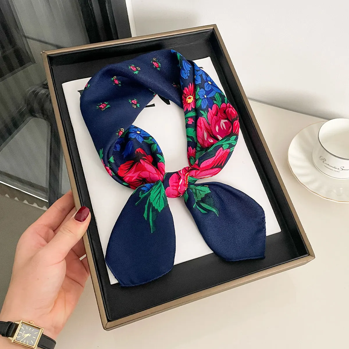 2025 Neueste 70 cm Baumwolle Blumendruck Frauen Bandanas Quadratischer Schal Mädchen Stirnband Zubehör Taschentuch Halstuch Haarschal – Detail 10