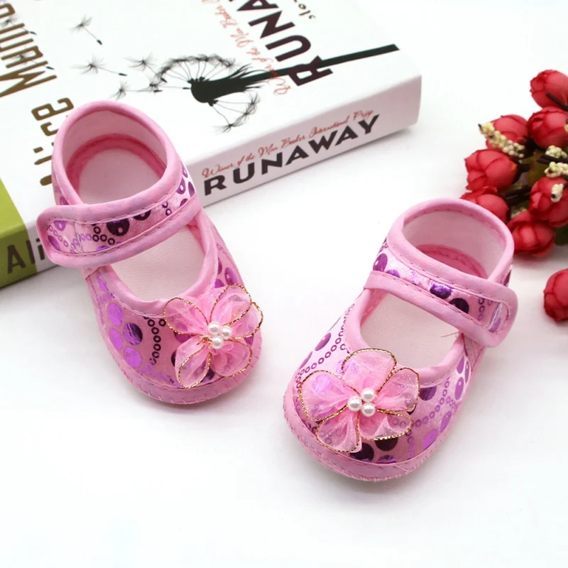 Zapatos antideslizantes para bebés y niñas, sandalias de suela suave con flores de perlas bonitas para primeros pasos, para primavera y otoño