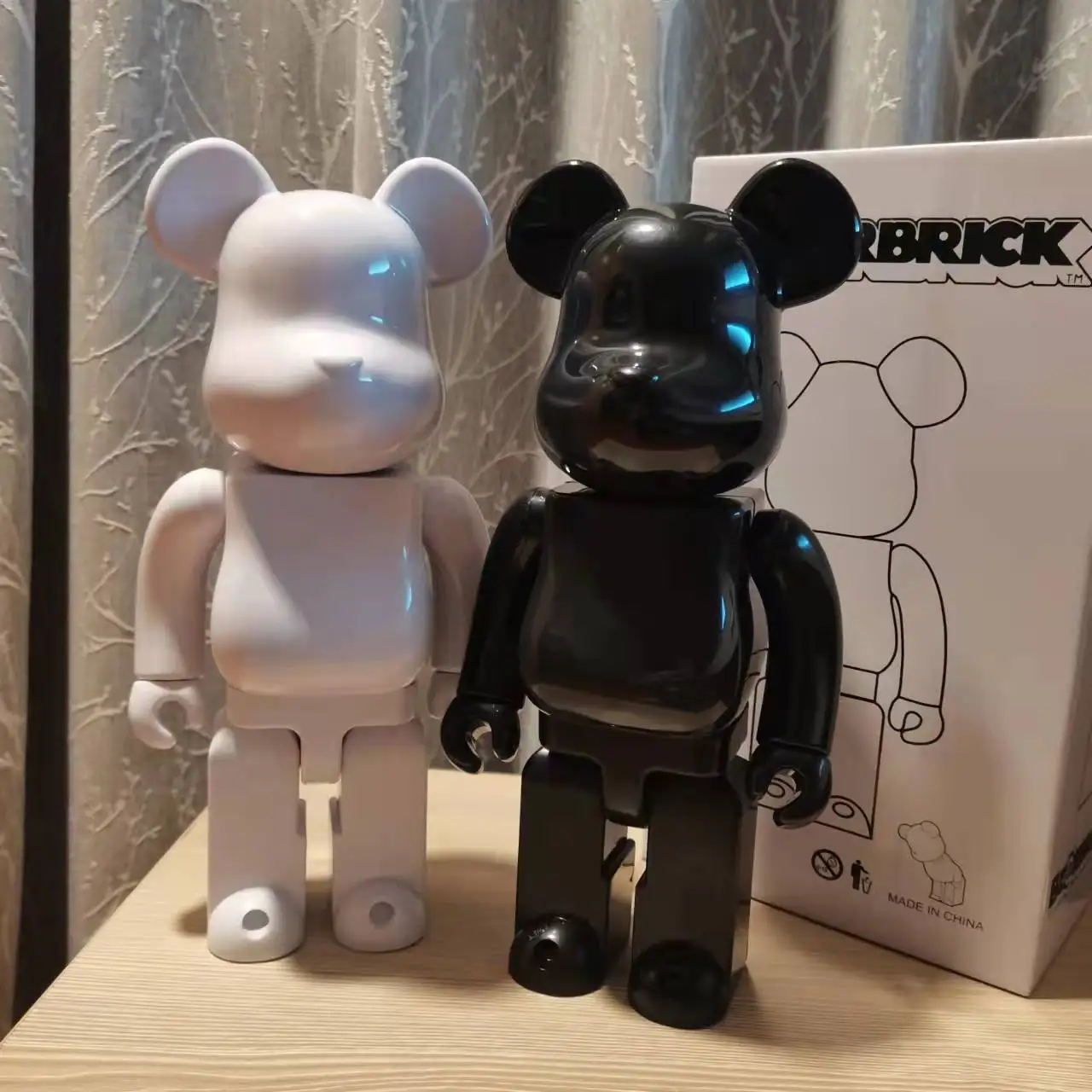 

Высокое качество, черный, белый цвет Bearbrick, сделай сам, сборка, 28 см, галактика, картина, медведь, 3D модель, мини-кирпичная фигурка, игрушки