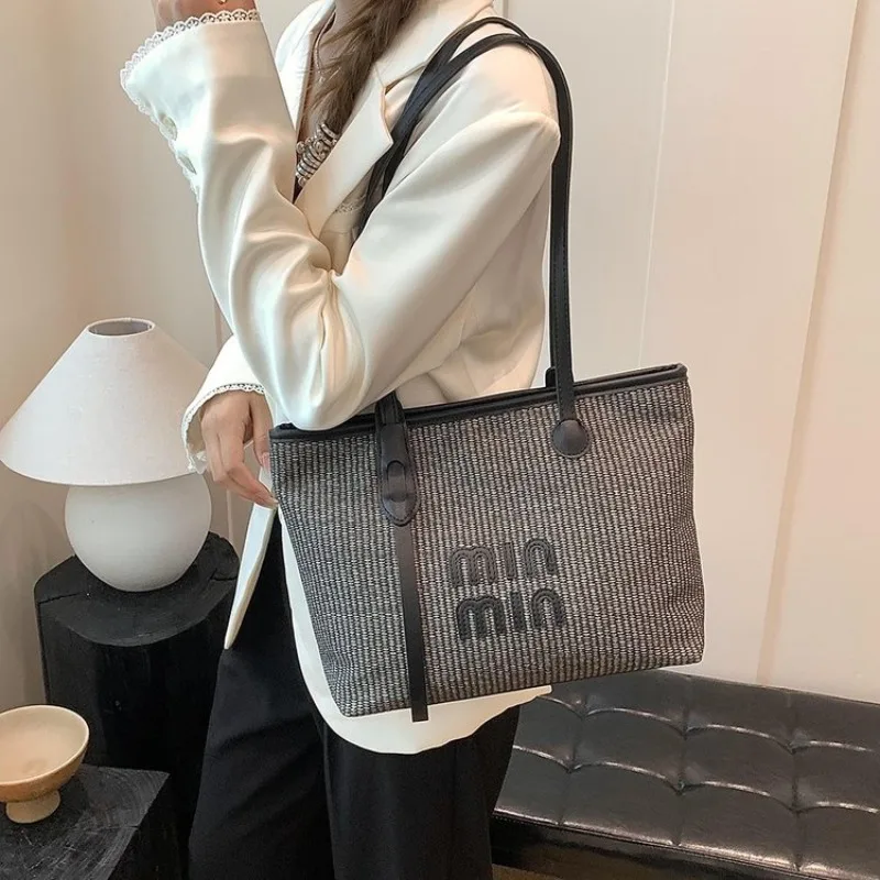 

Fashionable Shoulder Bag For Women A Piece That Feels Both Fresh And Timelessly Chic