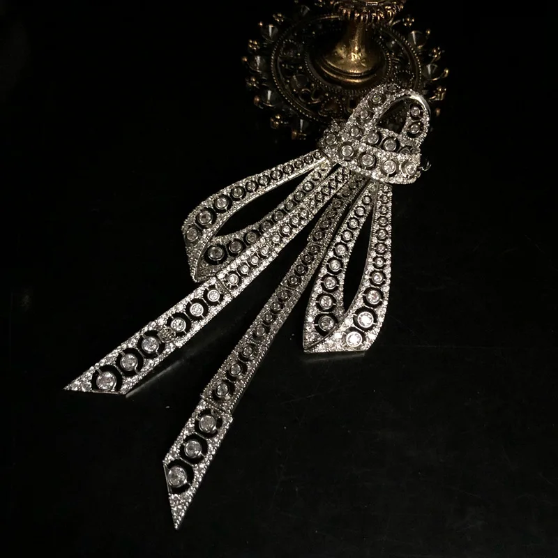 Exquisite Stunning Zircon Geo Bowknot Tassel Brooch Pins for Women Designer Jewelry Runway Rare Elegant Clothing Accessories