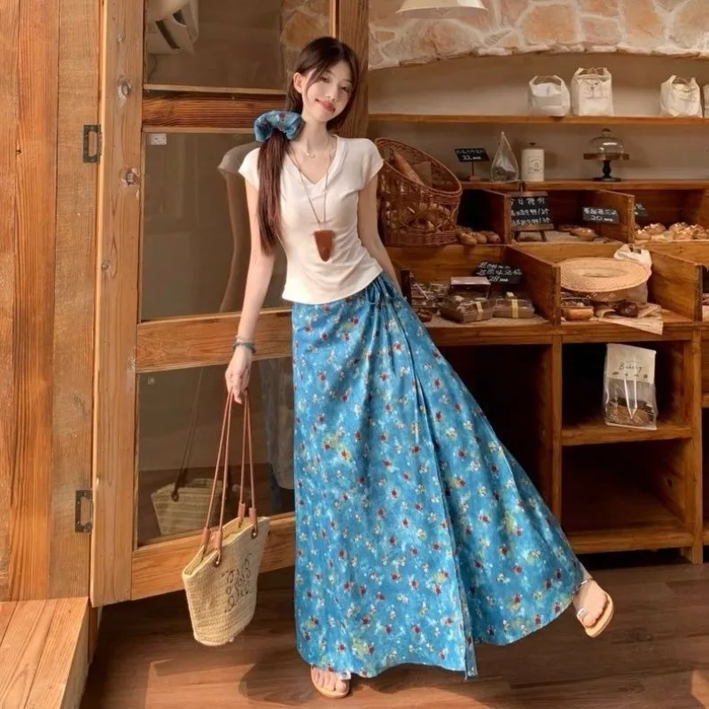 

Blue Floral Oil Painting Lace-up Skirt Women's 2026 Summer New Thin Slim V-neck Short-sleeved T-shirt Two-piece Set