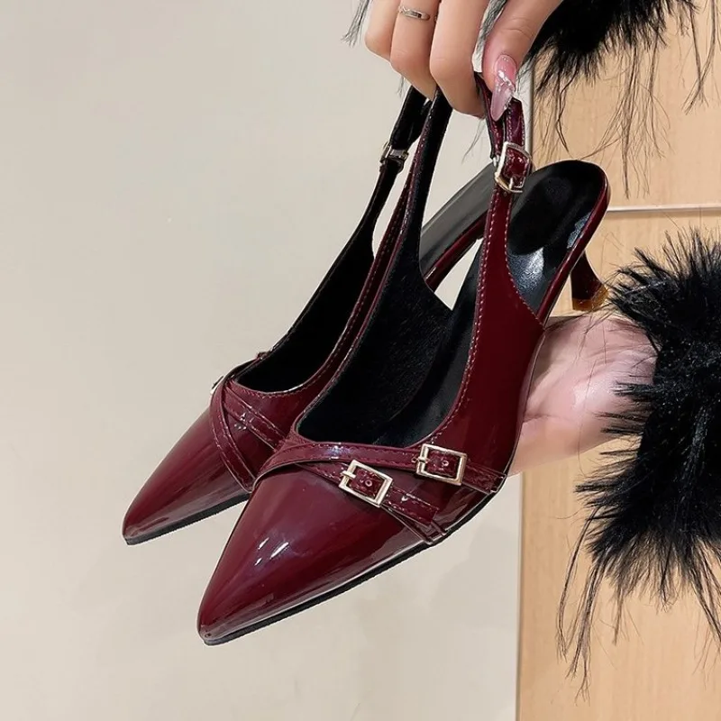 Vendedor caliente 2025, tacones de gatito con nudo cruzado, sandalias de fiesta con temperamento blanco y Beige de charol puntiagudo para mujer