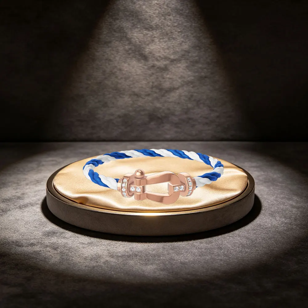 

2026 High-Quality Fashion Classic Hoop Bracelet with Small Diamonds