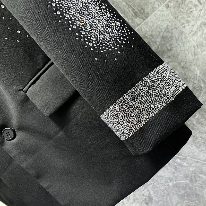 بدلة أنيقة فضفاضة وسيم عصرية جديدة لعام 2025 للرجال النسخة الكورية سترة عالية الجودة من حجر الراين المزودة بالنجوم