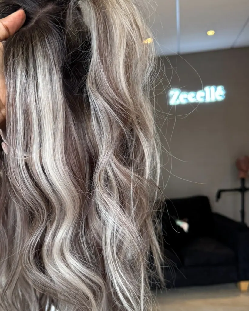 Balayage الرماد البلاتين شعر مستعار أشقر يسلط الضوء على مظهر واقعي شعري الدانتيل شعر مستعار أمامي مع جذور داكنة جزء مجاني شعر مستعار الدانتيل الاصطناعية