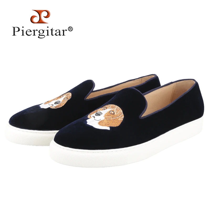 Piergitar 2026 Zapatillas Slip-On de Terciopelo Azul Marino y Negro con Bordado de Perro Labrador, Zapatos Casuales para Hombre Hechos a Mano con Suela Blanca