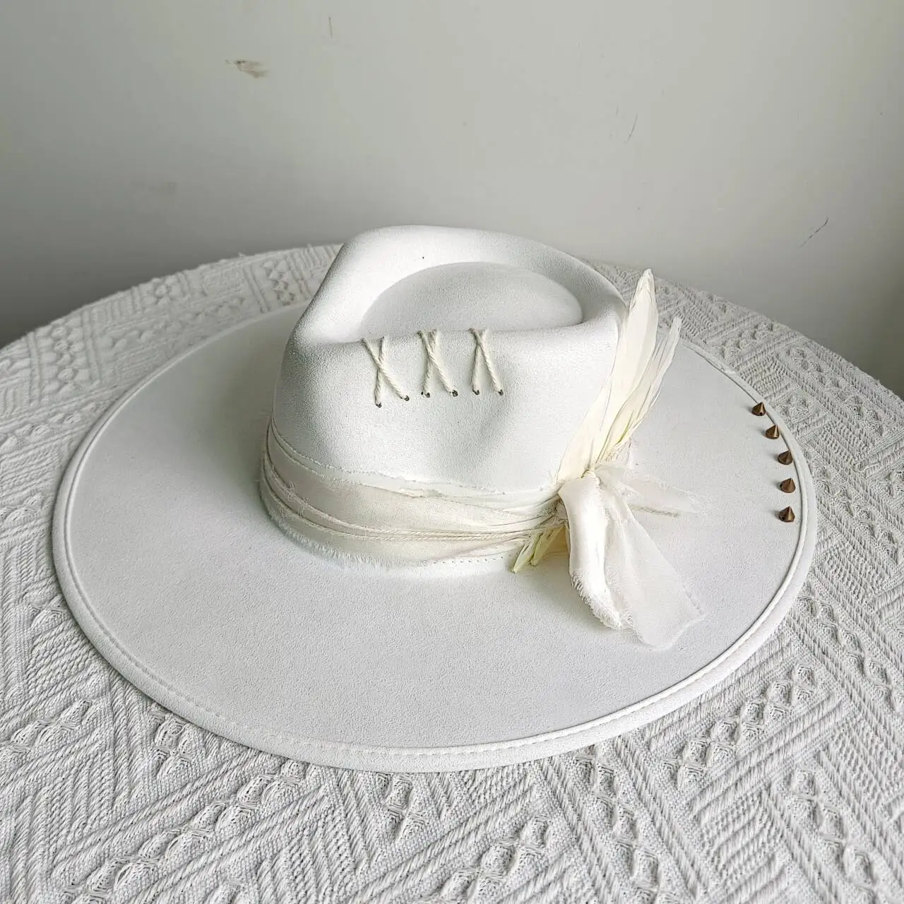 

Suede pure black wide-brimmed jazz hat for men and women, hand-sewn retro fashion rivet-decorated fedora, Panama hat new style