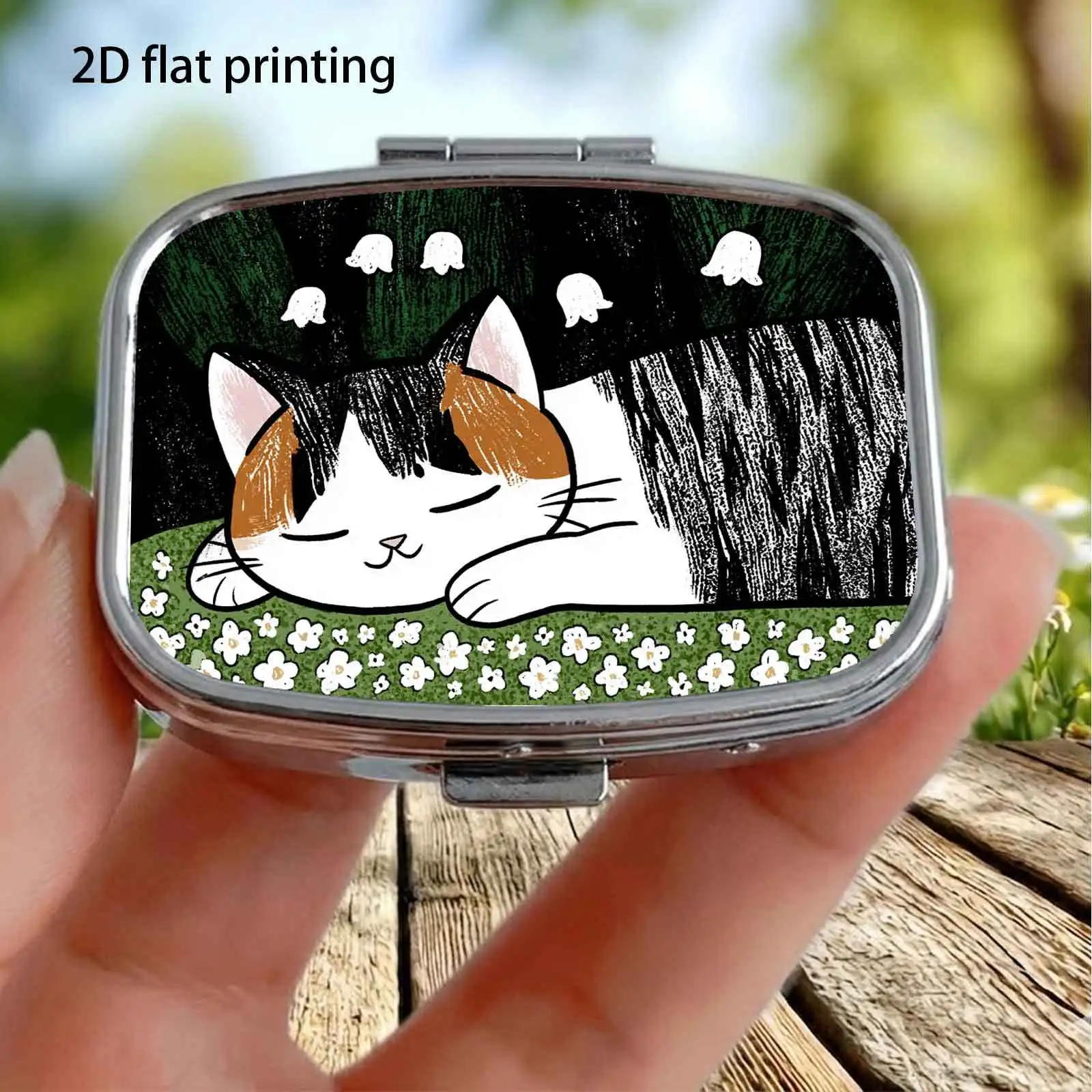 Chalk-Painted Illustration of Three Sleeping Cats and Small White Lily Flowers, Healing Cartoon Illustration Design, Square Two-Compartment Small Pill Box, Portable Medicine Storage, Small Jewelry Storage, Suitable for Handbags or Travel, Holiday Gifts, Souvenirs, Prizes, Small Gifts, for Personal Use or as an Exquisite Gift