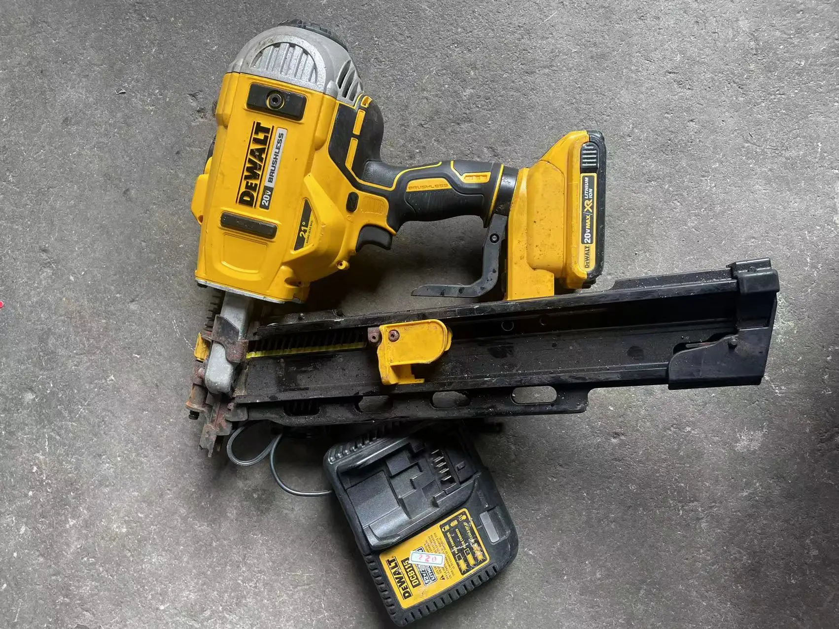 Used Dewalt DCN21PL 20-Volt MAX 15 Cordless Coil Roofing Nailer，with battery and charger