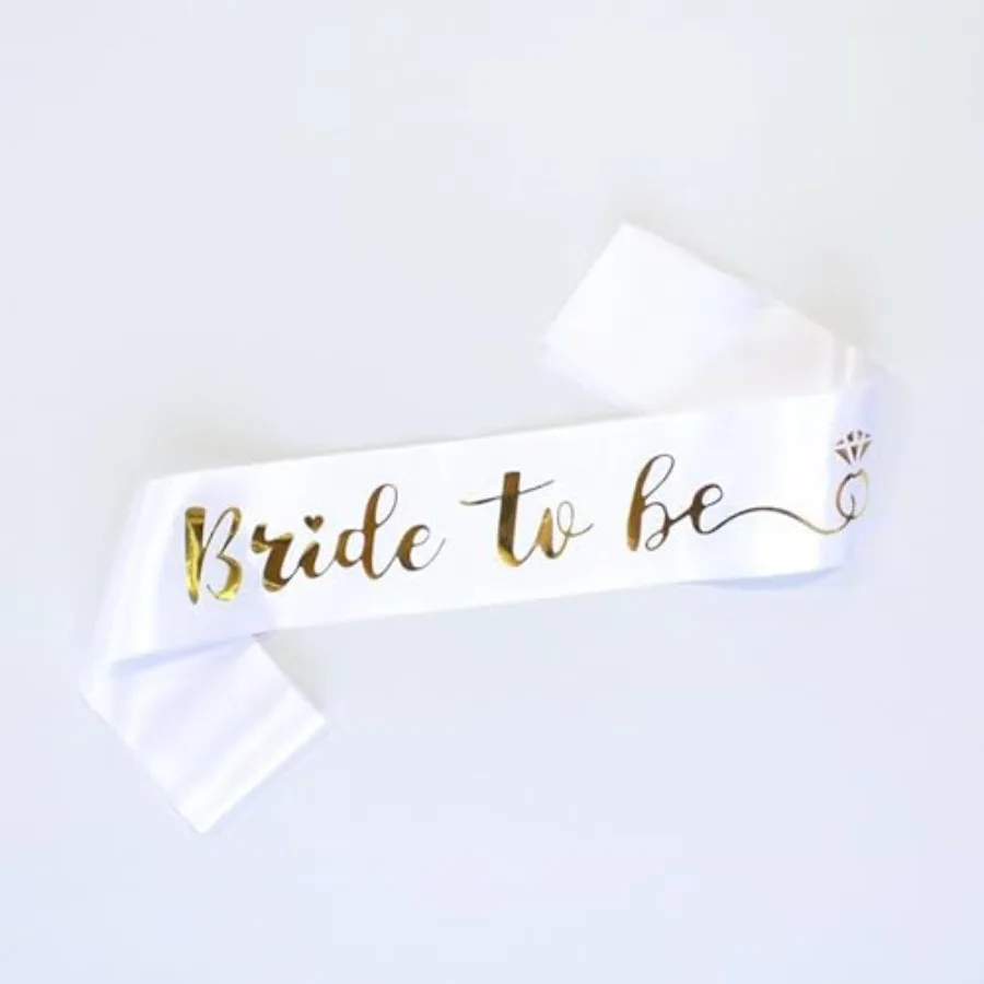 Banda de satén blanca con detalles en oro rosa para la futura novia, ideal para despedida de soltera, fiesta de compromiso, regalo o detalle para la boda.