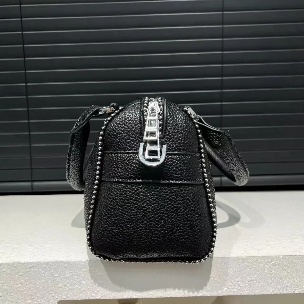 Leichte, luxuriöse Damenhandtasche mit mehreren Reißverschlüssen im Modedesigner-Stil