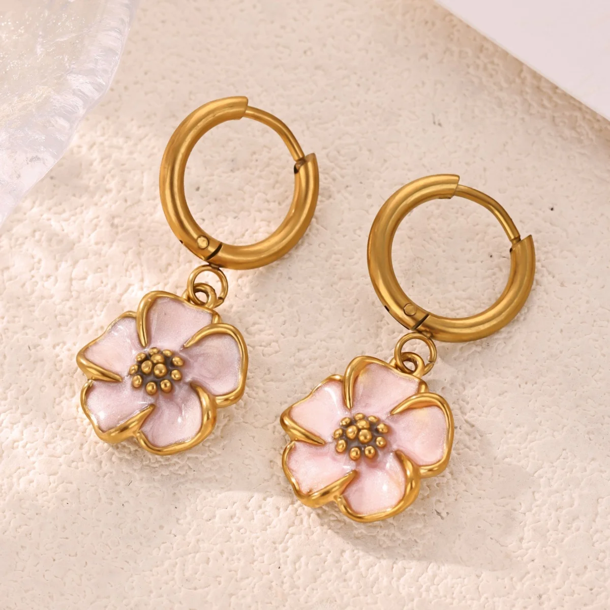 Süße rosa-weiße Emaille-Blumen-Ohrringe, goldfarbener Edelstahl, Blumen-Huggie-Creolen, baumelnde Ohrringe, Damen-Party-Geschenk – Detail 19