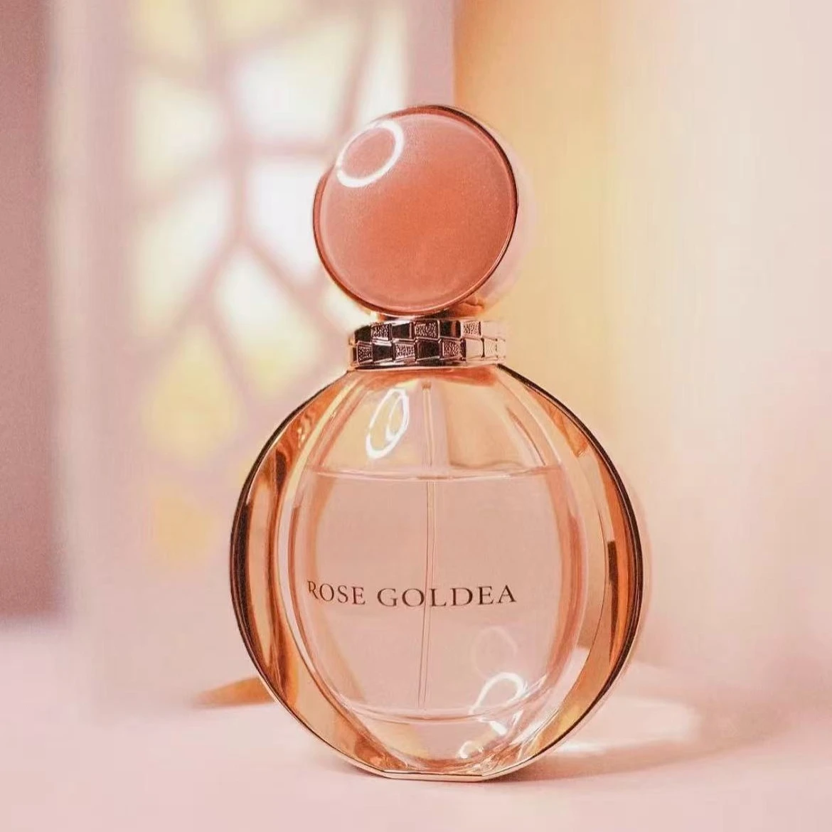 ローズウッドとムスクの香りが暖かく洗練された香りを添える、ラグジュアリーな90MLブランド香水スプレー。通勤やデートに最適です。