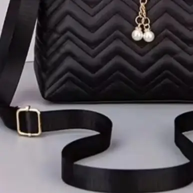 

Classy Wavy Stripe Quilted Women's Shoulder Bag Crossbody Bag Versatile Bucket Bags Fashionable Gifts for Ladies.