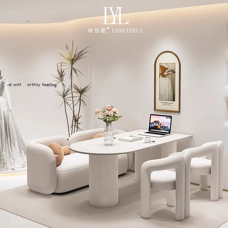 The cream-colored sofa is suitable for use in photography studios, beauty salons and other places.