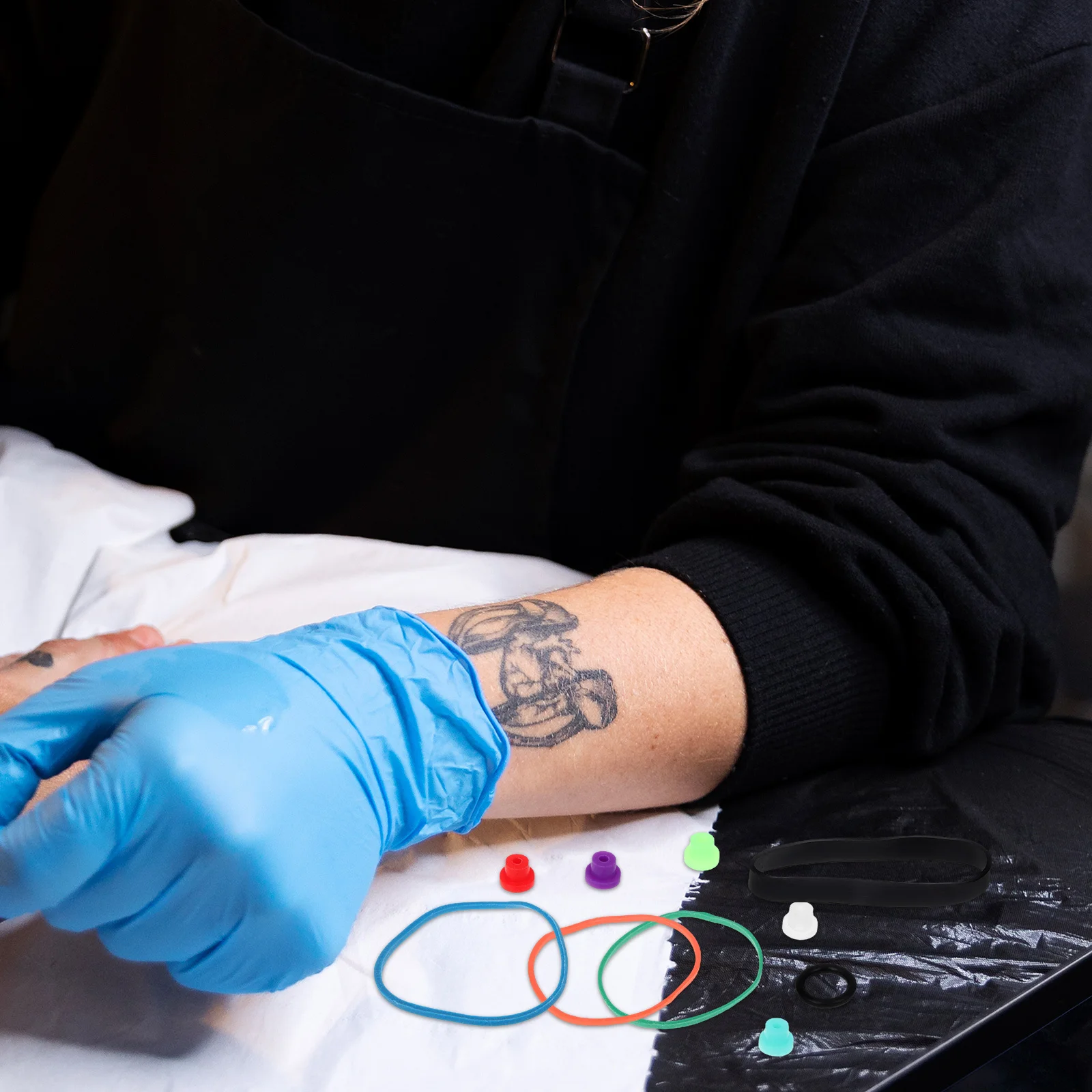 

Комплект аксессуаров включает уплотнительные кольца, подушечки, резинки для плавной точности татуировки. Все.