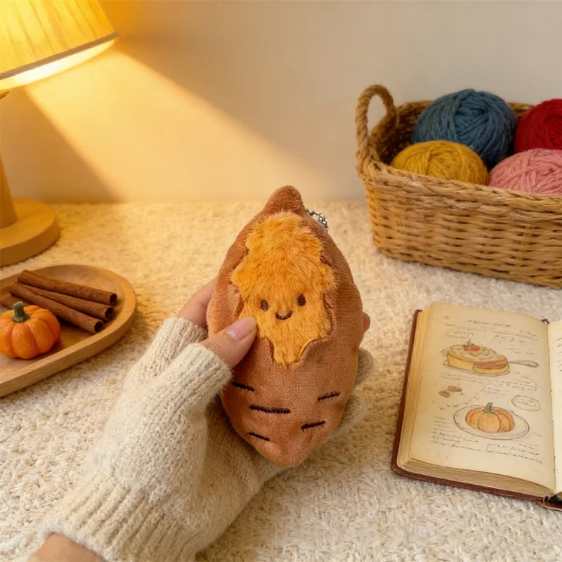 Adorable Llavero de Peluche de Camote Asada, Amuleto para Bolsa o Compañero de Escritorio con Temática de Comida, Regalo Original para Amigos y Familiares