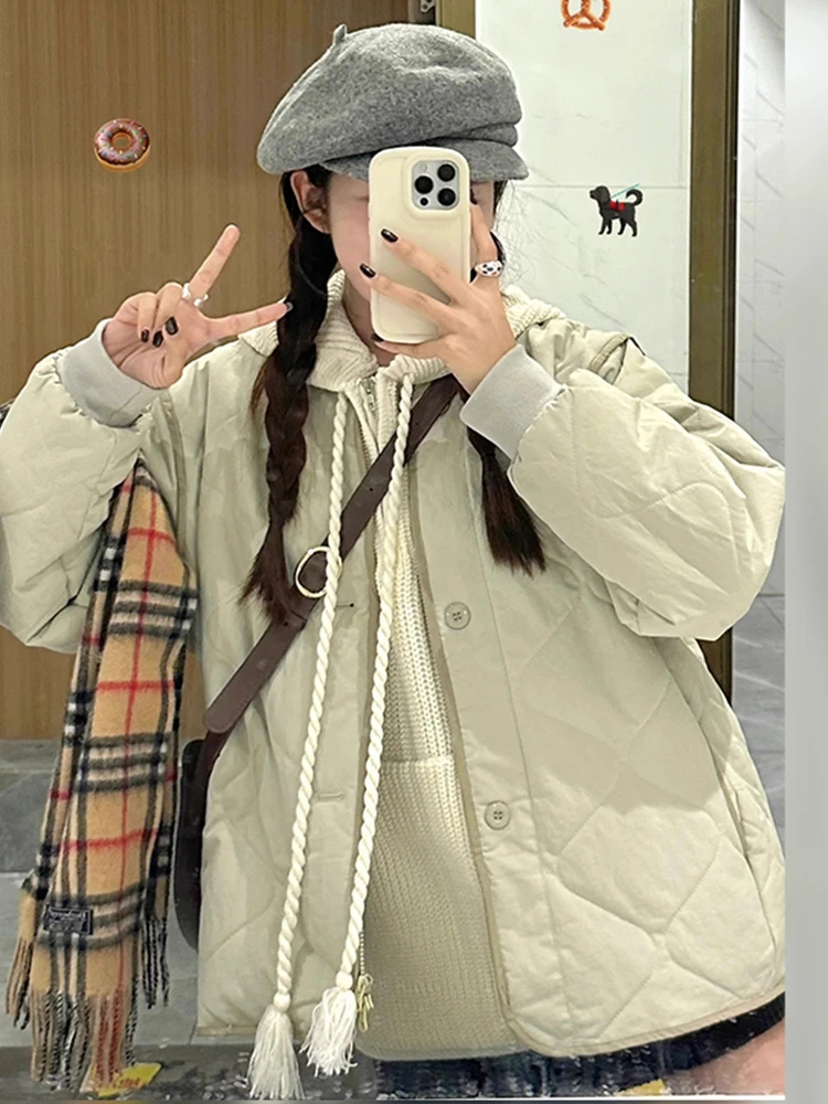 

Свободная женская хлопковая куртка в корейском стиле с ромбовидным узором, утепленная хлопком, короткая верхняя одежда, эксклюзивная модель, доступная онлайн.