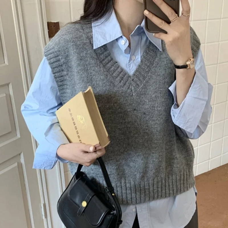 سترة نسائية موضة 2025 بدون أكمام سترة خريف جديدة أنيقة على شكل حرف v محبوكة سترة خريف غير رسمية فضفاضة قصيرة تريكو
