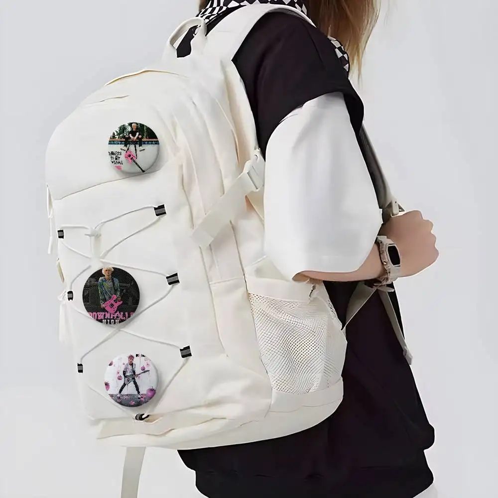 MGK M-آلة بندقية K-كيلي شارات مستديرة رائعة شارة دبابيس الإبداعية دبابيس للملابس قبعة ظهره هدية اكسسوارات #4