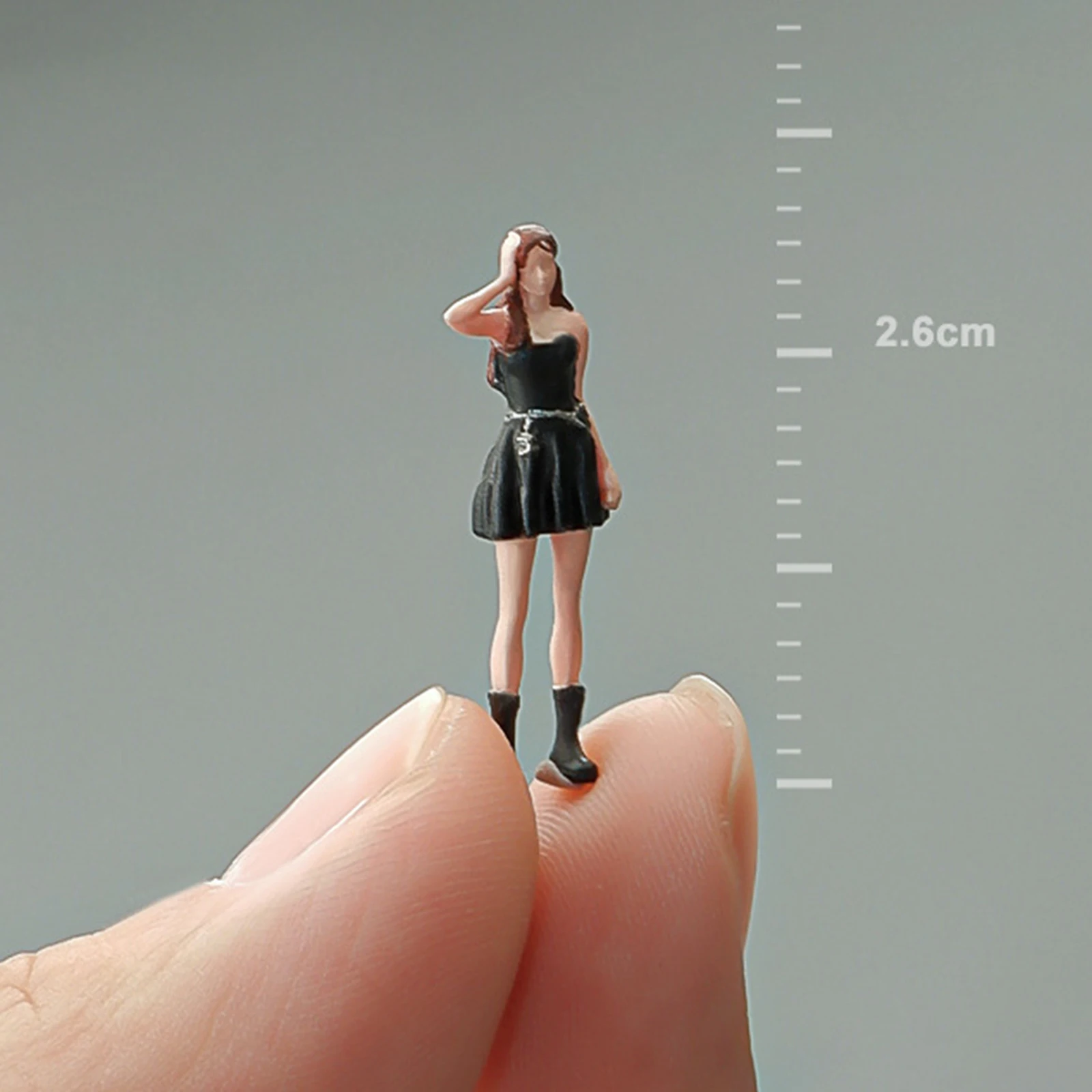 1/64 Girl Figure Ornament Movie Props Trains Architectural Painted Figures Tiny People Desktop Ornament Micro Landscapes Decor