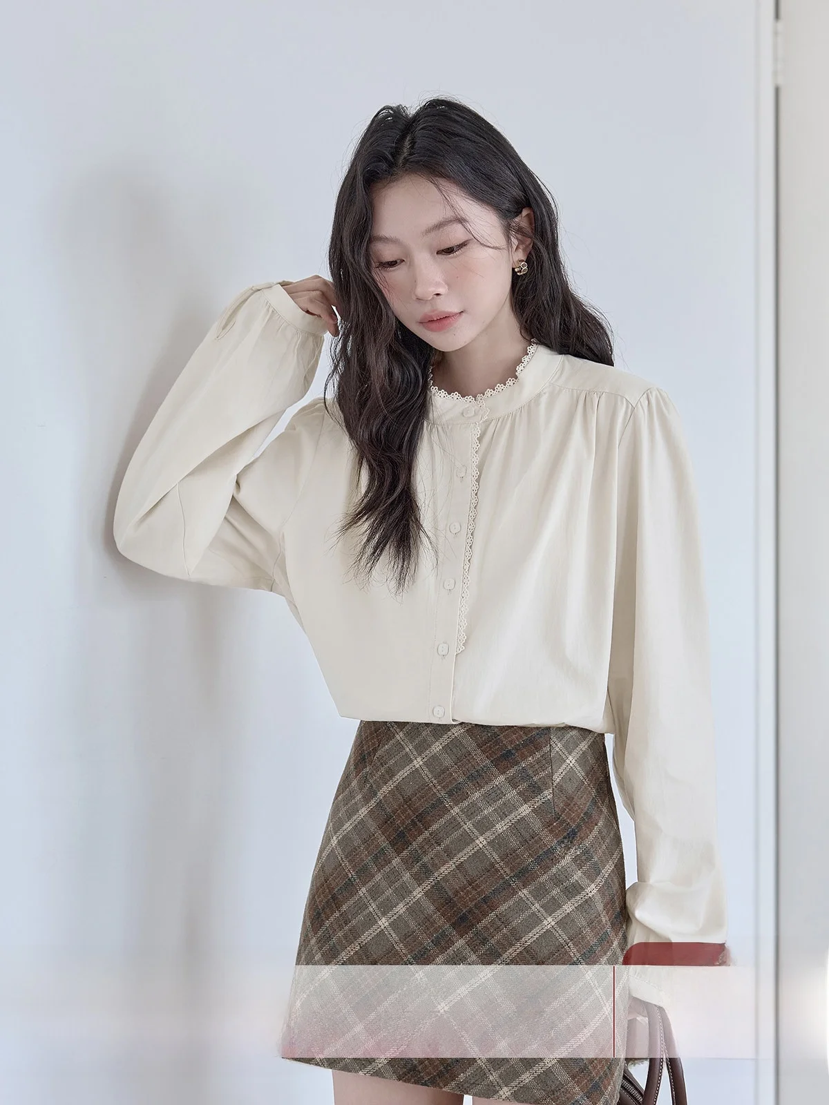 

Chic Apricot Women's Shirt Spring 2026 New Small Design Sense Elegant Versatile Shirt Commute Style Long Sleeve Loose Fit
