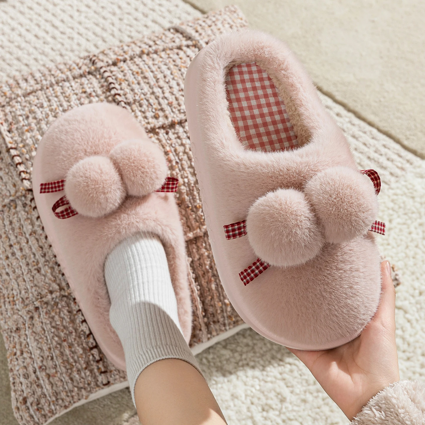 Niedliche Pom-Pom-Warme-Plüsch-Hausschuhe für Damen, Winter, dicke Sohle, Indoor-Hausschuhe, flauschiges Kunstfell, rutschfeste Baumwoll-Slipper für das Schlafzimmer. – Detail 8