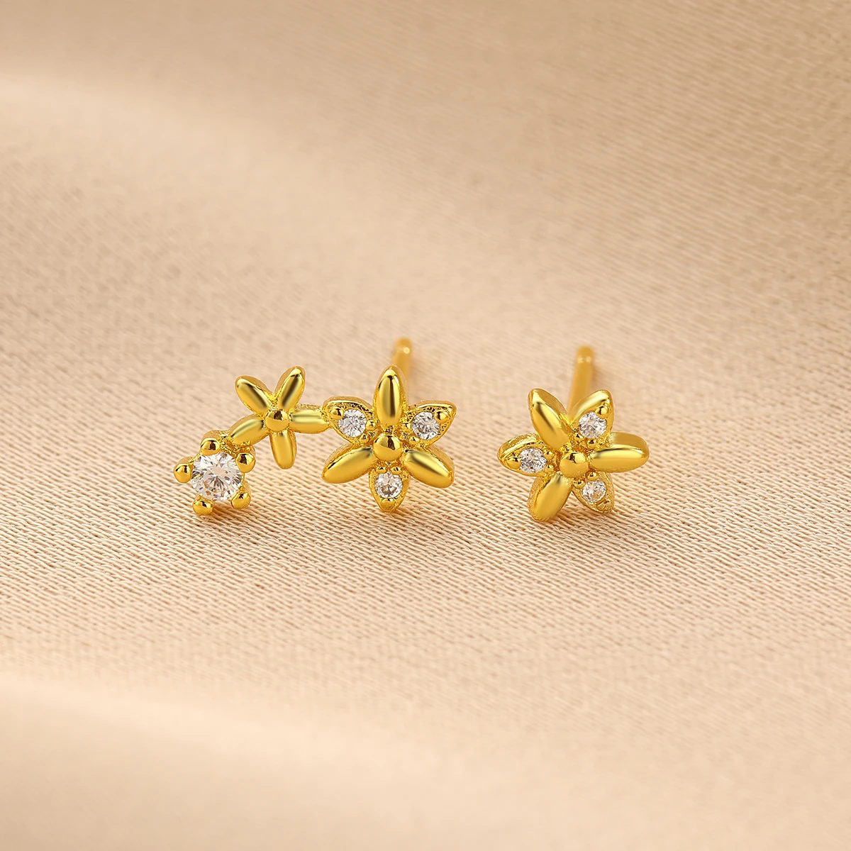 New Hollow Flower Earrings For Women Girls Gold Color Shiny Zirconic Butterfly Temperament Daily Commuting Jewelry Accessories