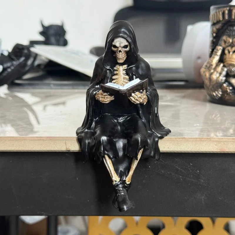 Figurine en résine de squelette savant en cape noire, statue de démon assis lisant un livre, sculpture d'ornement gothique sombre pour la maison pour Halloween